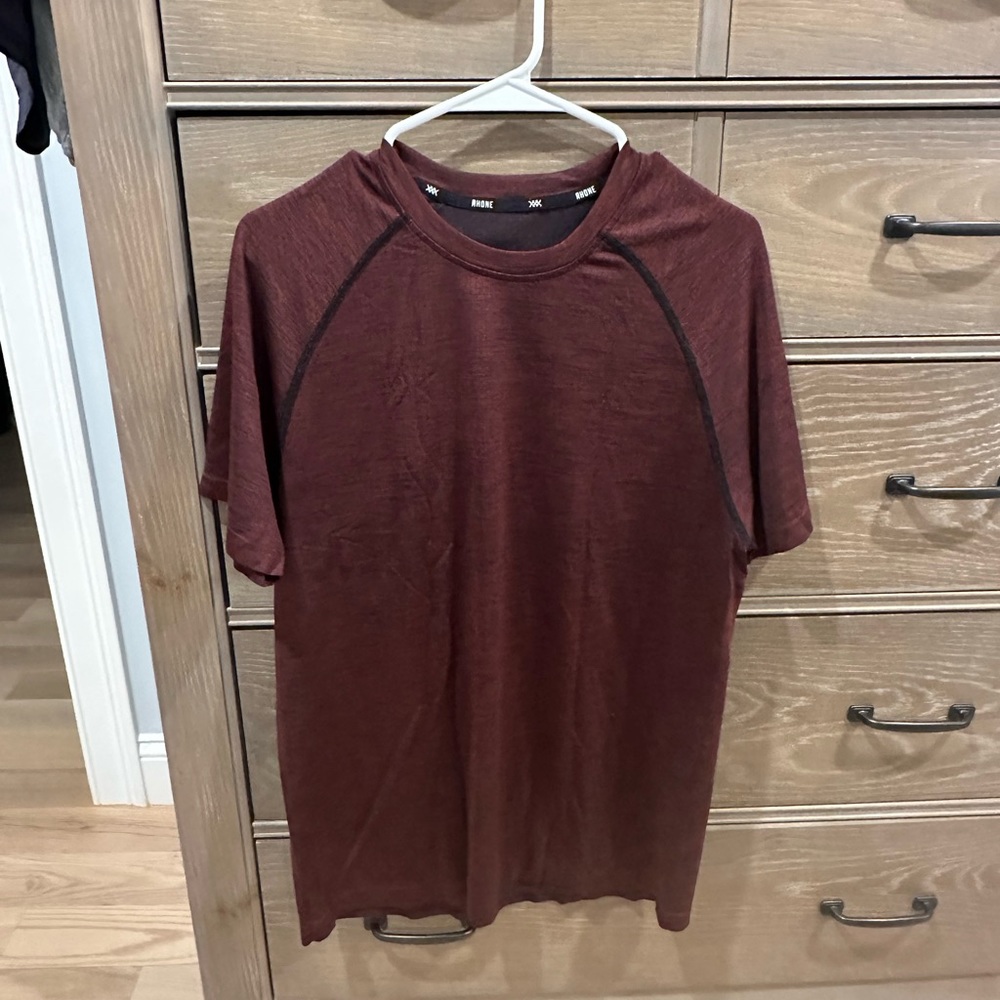 RHÔNE - Vapor Training Short Sleeve Tee Men’s Medium Burgandy